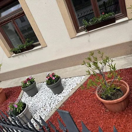 Affittacamere La Casa De Nido-tágas Családias 6 Főig, Kerttel 3*