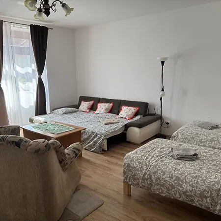 La Casa De Nido-tagas Csaladias 6 Foig, Kerttel