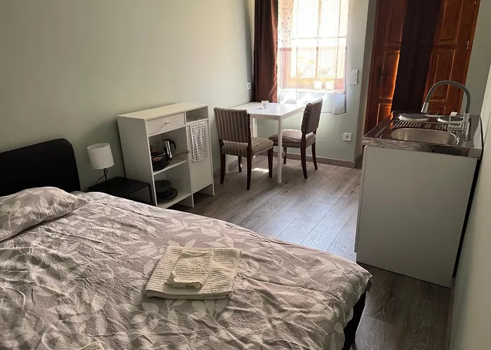 La Casa De Nido-tagas Csaladias 6 Foig, Kerttel